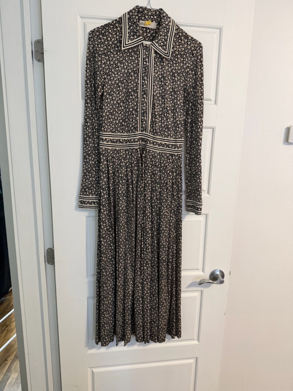 Tory Burch Black and Cream Long-Sleeve Floral midi Dress - Picture 3 of 3